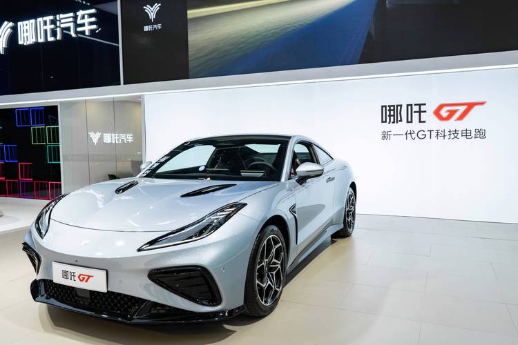 重庆110哪吒汽车在智能汽车领域的表现，领途汽车在新能源汽车市场中的影响力